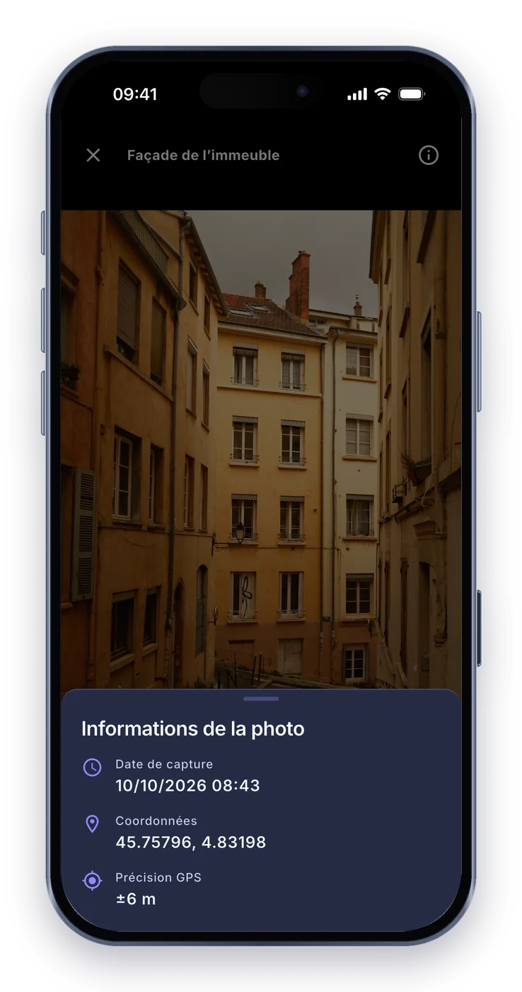 Application mobile : une photo de façade avec sa date de capture, ses coordonnées et la précision GPS (±6 m)
