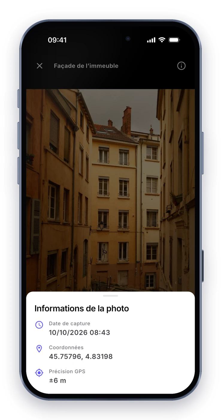 Application mobile : une photo de façade avec sa date de capture, ses coordonnées et la précision GPS (±6 m)