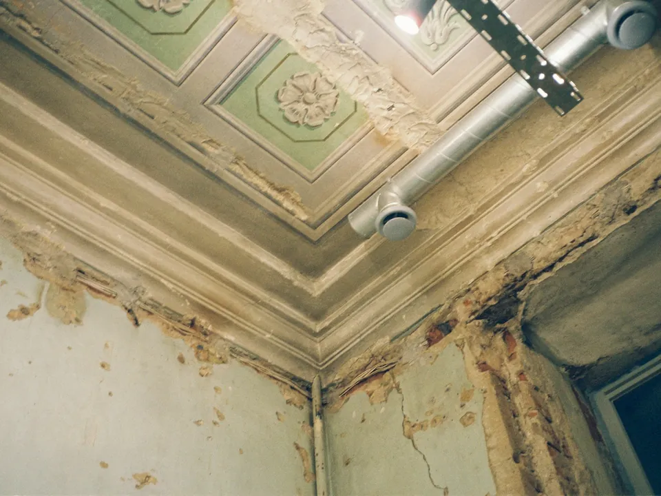 Un plafond abîmé par l’humidité, à la peinture écaillée